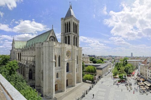 Quel est le nom de la basilique située en Seine-Saint-Denis, célèbre pour être la nécropole des rois de France ? 