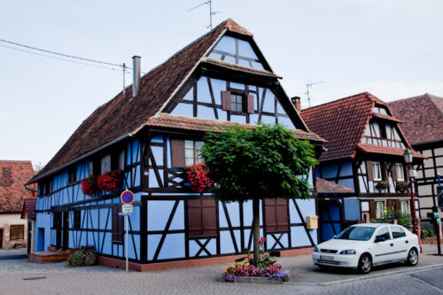 Dans quelle région française trouve-t-on particulièrement ce type de maisons à colombages ? 