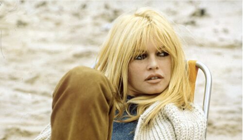 En 1956, quel film amène une notoriété internationale à Brigitte Bardot, dont le surnom est BB ? 