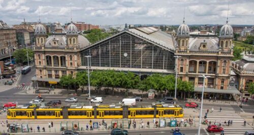 Dans quelle capitale européenne, peut-on observer cette gare avec une grande halle métallique des ateliers Eiffel ? 