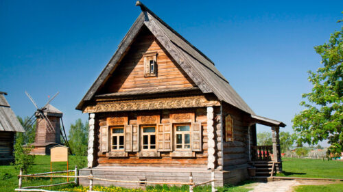 Comment s’appellent les chalets russes en bois, souvent sculptés en façade ? 