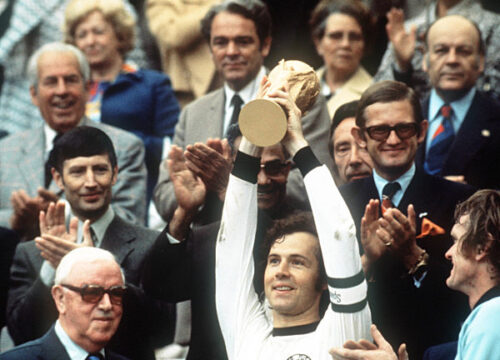Quel est le nom de ce footballeur qui soulève la Coupe du monde en 1974 ? 
