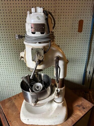 À quelle marque doit-on le premier robot de cuisine en 1919 ? 
