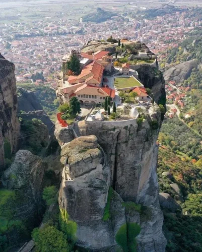 Comment s’appelle cette formation rocheuse située dans la vallée du Pénée en Thessalie et abritant des monastères ? 