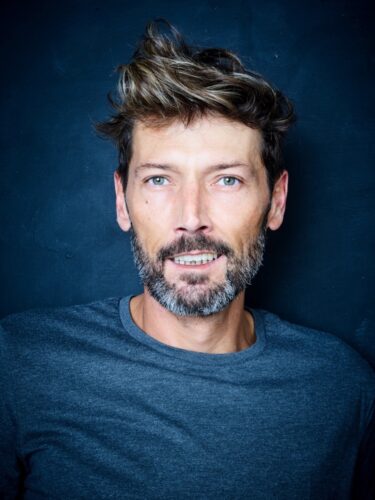 Dans quelle série TV française retrouve-t-on régulièrement l’acteur Laurent Kérusoré ? 