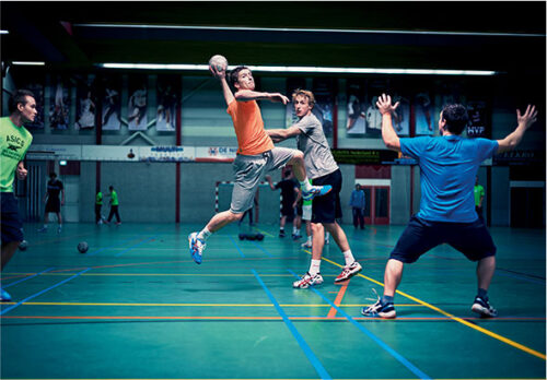 Une équipe de handball est composée de 6 joueurs dont le gardien. Vrai ou faux ? 