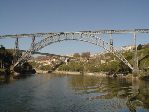 Dans quelle ville européenne se trouve le pont Maria Pia, réalisé par Gustave Eiffel ? 