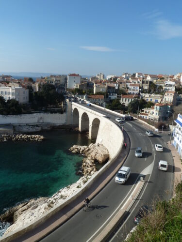 À quel ancien président est dédiée une corniche emblématique de la ville de Marseille ? 
