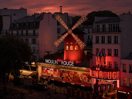 Quelle voirie parisienne est réputée pour ses cabarets dont le Moulin Rouge ? 