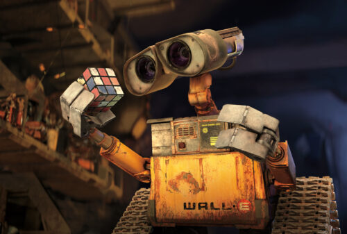 Dans le film d’animation Wall-E, comment se nomme le robot dont Wall-E tombe amoureux ? 