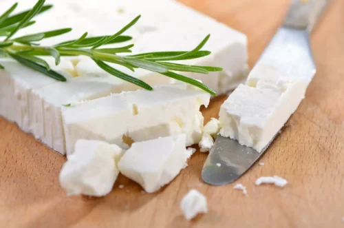 Dans la recette traditionnelle, quel lait est majoritairement utilisé pour faire le fromage grec feta ? 