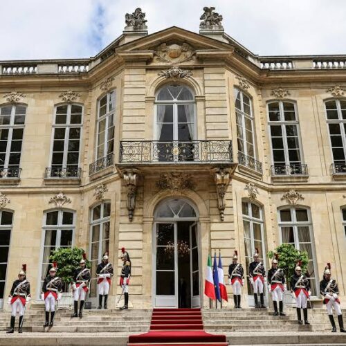 Dans quelle rue de Paris se trouve l’hôtel Matignon où habite le premier ministre ? 