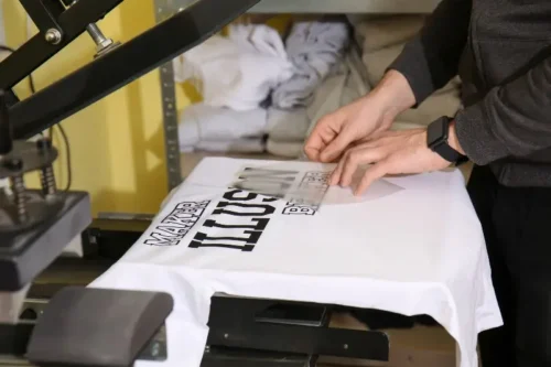 Quel mot commençant par un F désigne une technique consistant à appliquer un motif sur un tissu à l'aide d'une presse à chaud ? 
