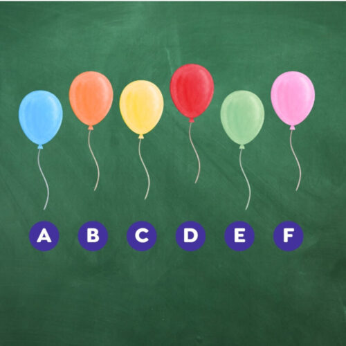 Quel ballon se trouve à 2 ballons du 3ᵉ ballon à droite du ballon directement à gauche du ballon rouge ? 