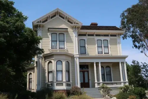 Quel est le style associé à cette maison traditionnelle des États-Unis ? 
