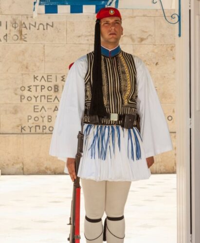 Que retrouve-t-on sur les chaussures traditionnelles des Evzones, les membres de la garde présidentielle ? 