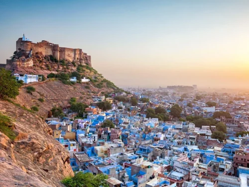 Dans quelle ville du monde les maisons de la vieille ville sont-elles bleu azur ? 