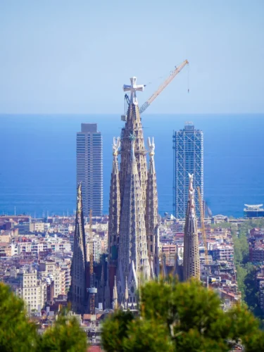 Quel est le nom de la tour de la Sagrada Familia enfin terminée et bénie le 10 juin 2026 ? 