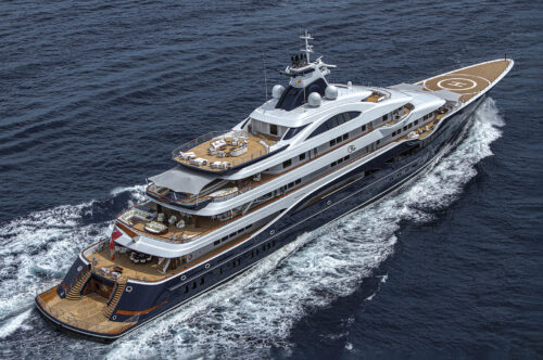 Quelle marque est souvent identifiée comme l’entreprise leader dans la fabrication de yacht ? 
