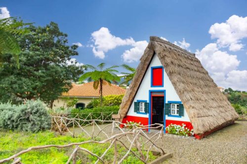 Sur quelle île européenne se situent de petites maisons triangulaires traditionnelles ? 