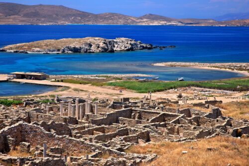 Quelle île inhabitée des Cyclades située au centre de l’archipel est considérée comme l’île sacrée d’Apollon avec de nombreux vestiges archéologiques ? 