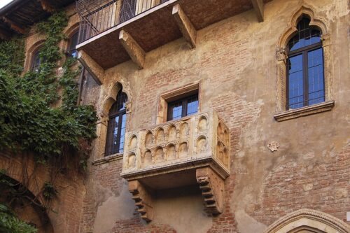 Quelle ville italienne est célèbre pour avoir abrité les amours de Roméo et Juliette dans la pièce de Shakespeare ? 