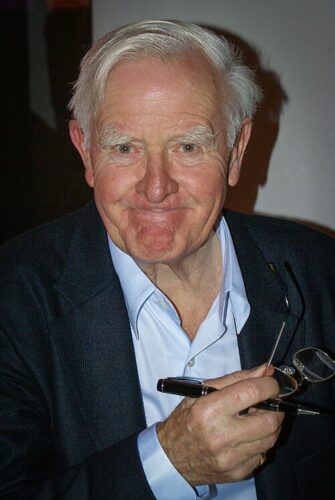 Quelle est la spécialité du romancier britannique John le Carré ? 
