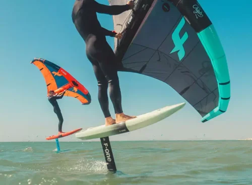 Quel est le nom donné à l’aileron sous-marin  placé sous une planche afin de s’élever au-dessus de l’eau et gagner en vitesse ? 