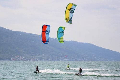Quel sport nautique utilise une planche et un cerf-volant ? 