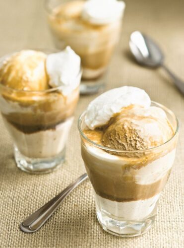 Quel nom porte un café froid avec crème glacée au café ou à la vanille et surmonté de crème chantilly ? 