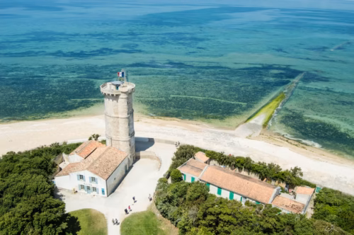 Quelle île de Charente-Maritime se trouve en face du port de La Rochelle ? 