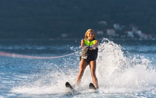 Au ski nautique un départ classique se déroule en position bien tendue. Vrai ou faux ? 