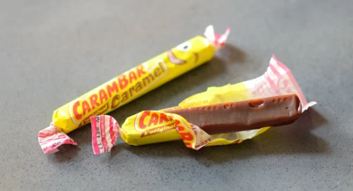 Avant que les blagues n’apparaissent, que trouvait-on dans les emballages de Carambar jusqu’en 1969 ? 