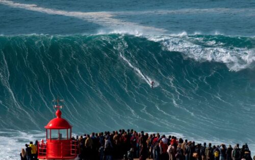 Sur les plages de quelle ville, la plus haute vague jamais surfée a été enregistrée ? 