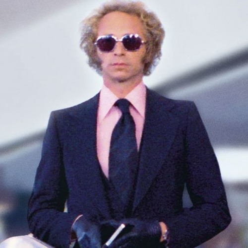 Dans le film “Le Grand Blond avec une chaussure noire”, quel métier exerce le personnage interprété par Pierre Richard ? 