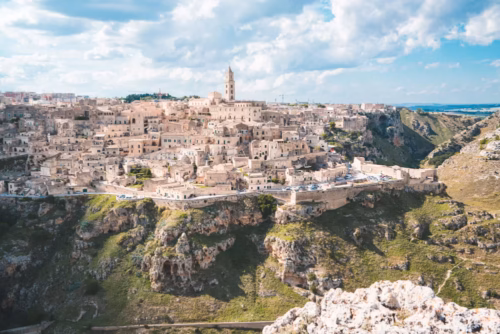 Quelle ville du sud de l'Italie est connue pour ses maisons troglodytes ? 