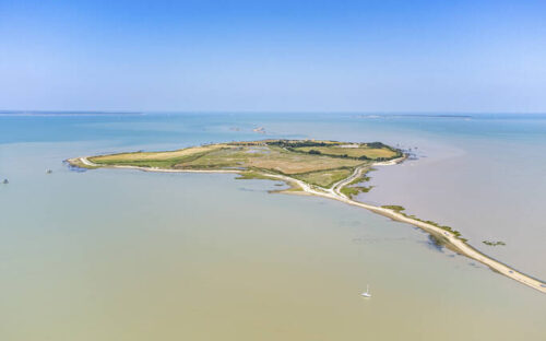 Comment s’appelle l’unique voie pour accéder à l’île Madame, la plus petite des îles charentaises ? 