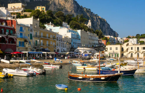 Quelle ville italienne est aussi le nom de l’île où elle se trouve ? 