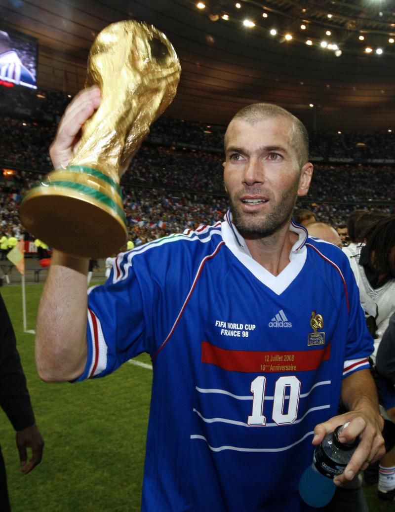 Lors de la finale de Coupe du Monde de football 1998, combien de buts contre le Brésil sont signés par Zinédine Zidane ? 