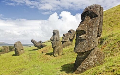 Comment s’appellent les statues géantes de l’île de Pâques ? 
