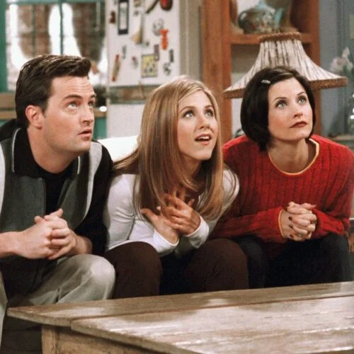 Dans la série télévisée “Friends”, quel personnage est amoureux de Rachel depuis le lycée ?