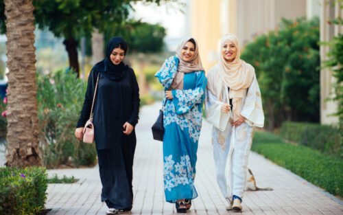 Quel est le nom du vêtement porté traditionnellement par les femmes à Dubaï ?