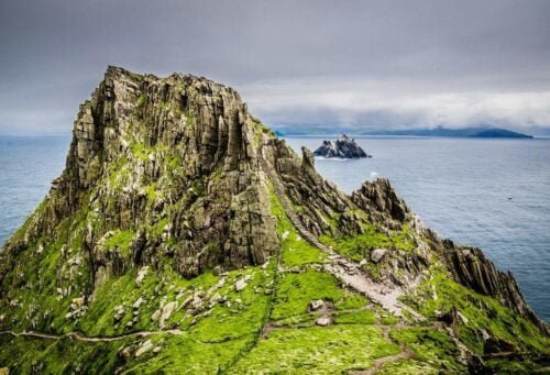 Qui brûle les ruines Jedi sur Ahch-To ? 