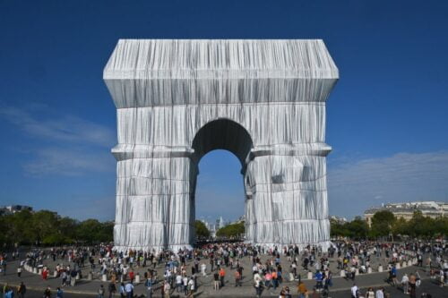 Qui s'est rendu célèbre pour avoir “emballé” à Paris l’Arc de triomphe en 2021 et le Pont Neuf en 1985 ? 