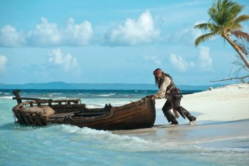 Dans le premier film Pirates des Caraïbes, de quelle manière, Jack Sparrow s’est-il, selon lui, échappé de l’île des trafiquants de rhum ? 