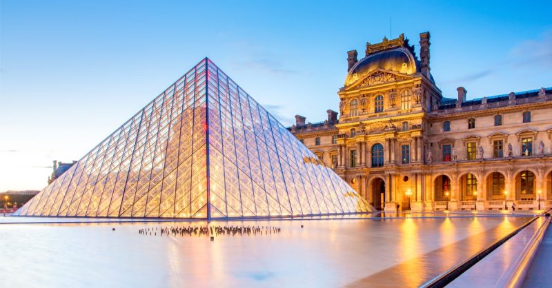 Quel président français a commandé la construction de la pyramide du Louvre ? 