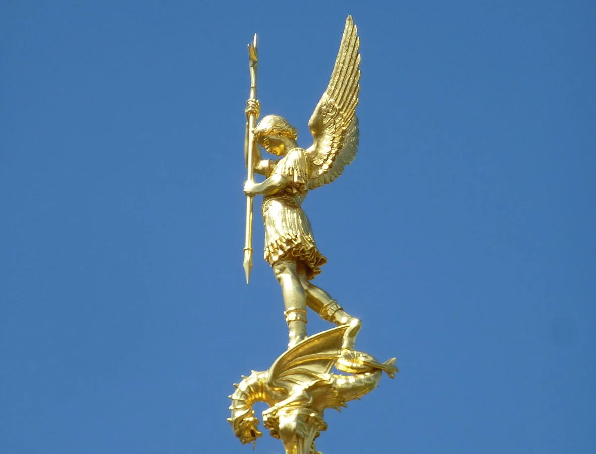Comment est représenté l’archange Saint-Michel dans la statue présente au Mont Saint-Michel ? 
