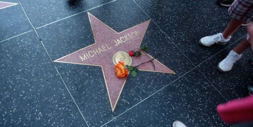 A Hollywood, par quel symbole les célébrités sont-elles représentées sur le sol du Walk Of Fame ?