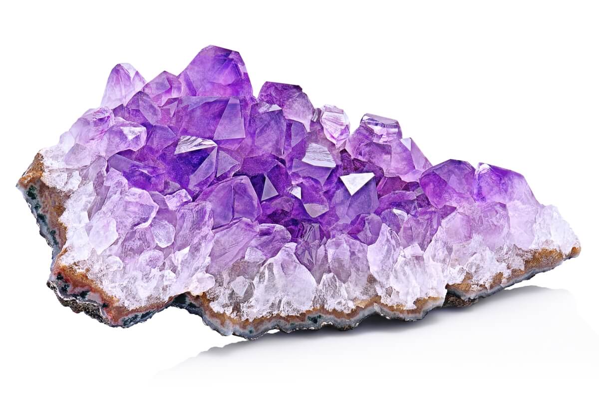 De quelle couleur est une pierre d’améthyste ? 