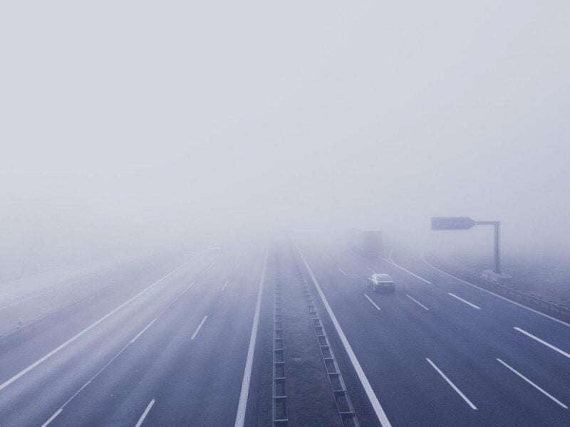 Sur autoroute, en cas de brouillard avec visibilité faible à moins de 50 m, quelle est la limite de vitesse ?
